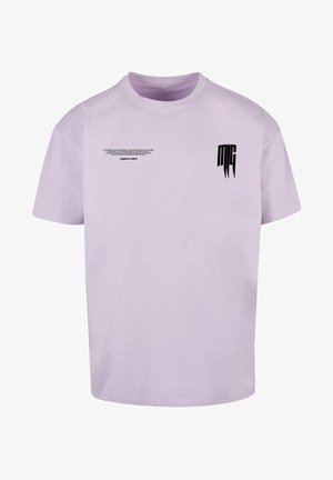 Hellviolettes T-Shirt mit Rundhalsausschnitt mit kleinem schwarzen stilisiertem "MIG"-Text auf der Brust und einer Linie mit kleinerem schwarzem Text darüber.