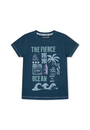 Camiseta azul marino de manga corta con gráficos de temática oceánica, que incluyen olas, palmera, tabla de surf, flores y textos "El Oceáno Feroz" y "Atrapa la Ola".