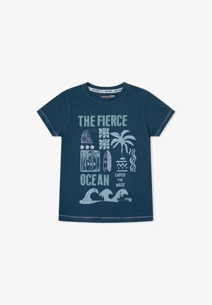 Camiseta azul marino de manga corta con gráficos de temática oceánica, que incluyen olas, palmera, tabla de surf, flores y textos "El Oceáno Feroz" y "Atrapa la Ola".