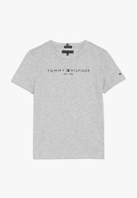 Szara bawełniana koszulka z okrągłym dekoltem, z napisem "TOMMY HILFIGER EST. 1985" oraz małym logiem na rękawie.