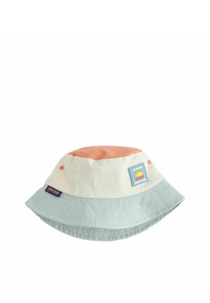 Három színű vödörkalap: terrakotta tetejű, krémszínű középső rész, világoskék karimával, napfolttal és kis sötétkék címkével.