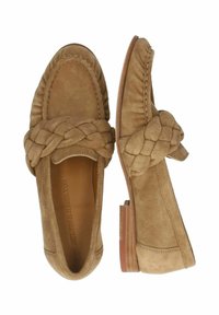 Hellbraune Wildleder-Loafer mit geflochtenem Akzent an der Vorderseite, abgerundeter Spitze und niedrigem, gestapeltem Absatz. Weiche Textur und sauberes Design.