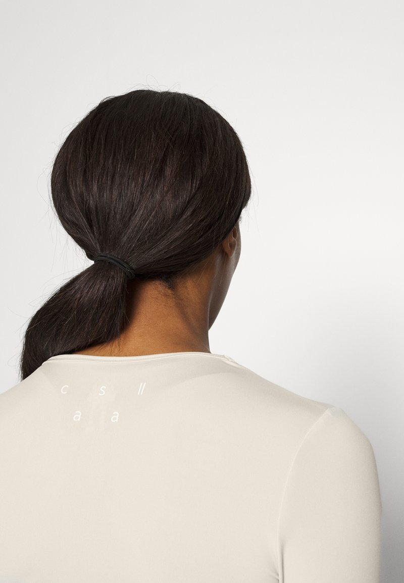Damen Sportbekleidung | Casall CROP LONG SLEEVE Langarmshirt light sand/sand - PG52826 Damen Sportbekleidung | Casall CROP LONG SLEEVE Langarmshirt light sand/sand - PG52826