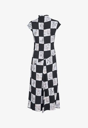 Robe à carreaux noirs et blancs avec manches courtes, col haut, et croquis de bâtiments et plantes dans certains carrés, vue de dos.