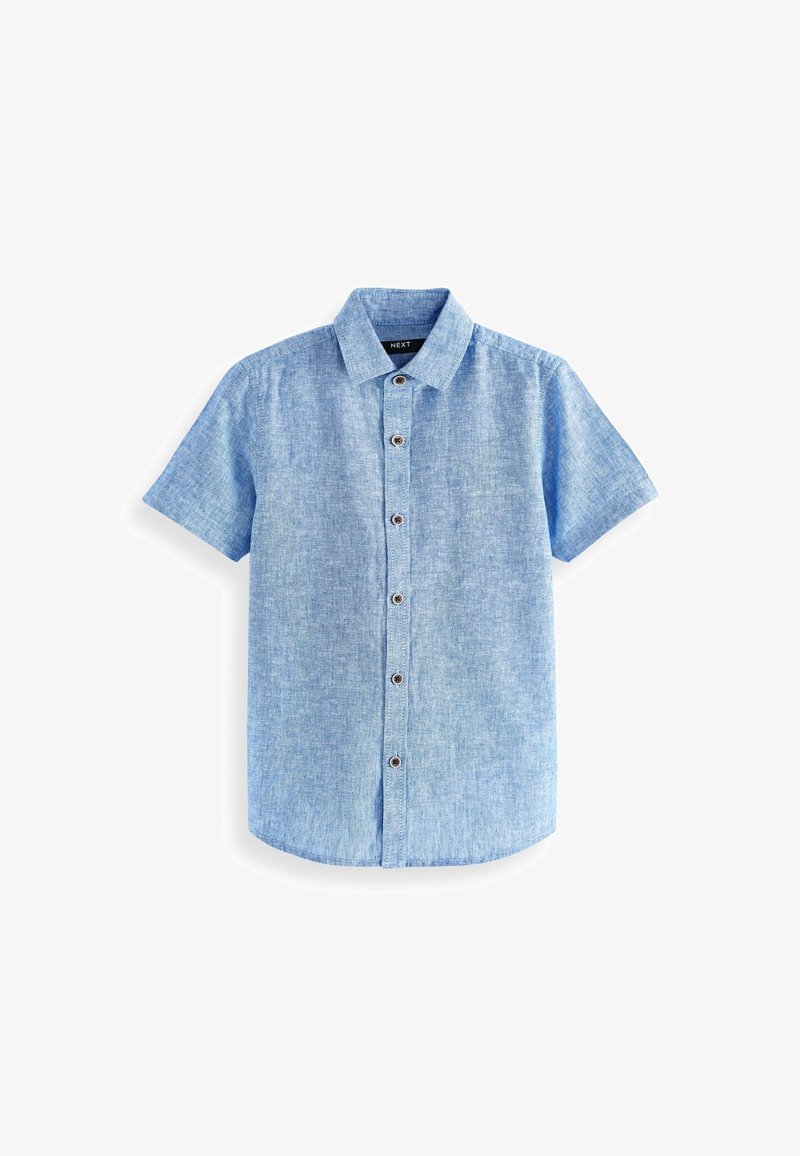 Chemise bleu clair à manches courtes avec col, boutons sur le devant et un ourlet légèrement arrondi, posée à plat sur un fond blanc.