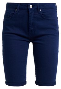 Pantalones cortos de mezclilla en color navy con un diseño ajustado, dobladillo enrollado, bolsillos frontales y un cierre de botón plateado en la cinturilla. Textura suave.