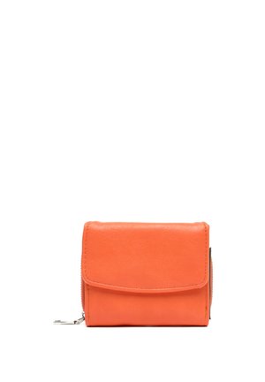 Cartera compacta de cuero naranja con solapa frontal y cremallera en el lateral, exhibida sobre un fondo blanco.