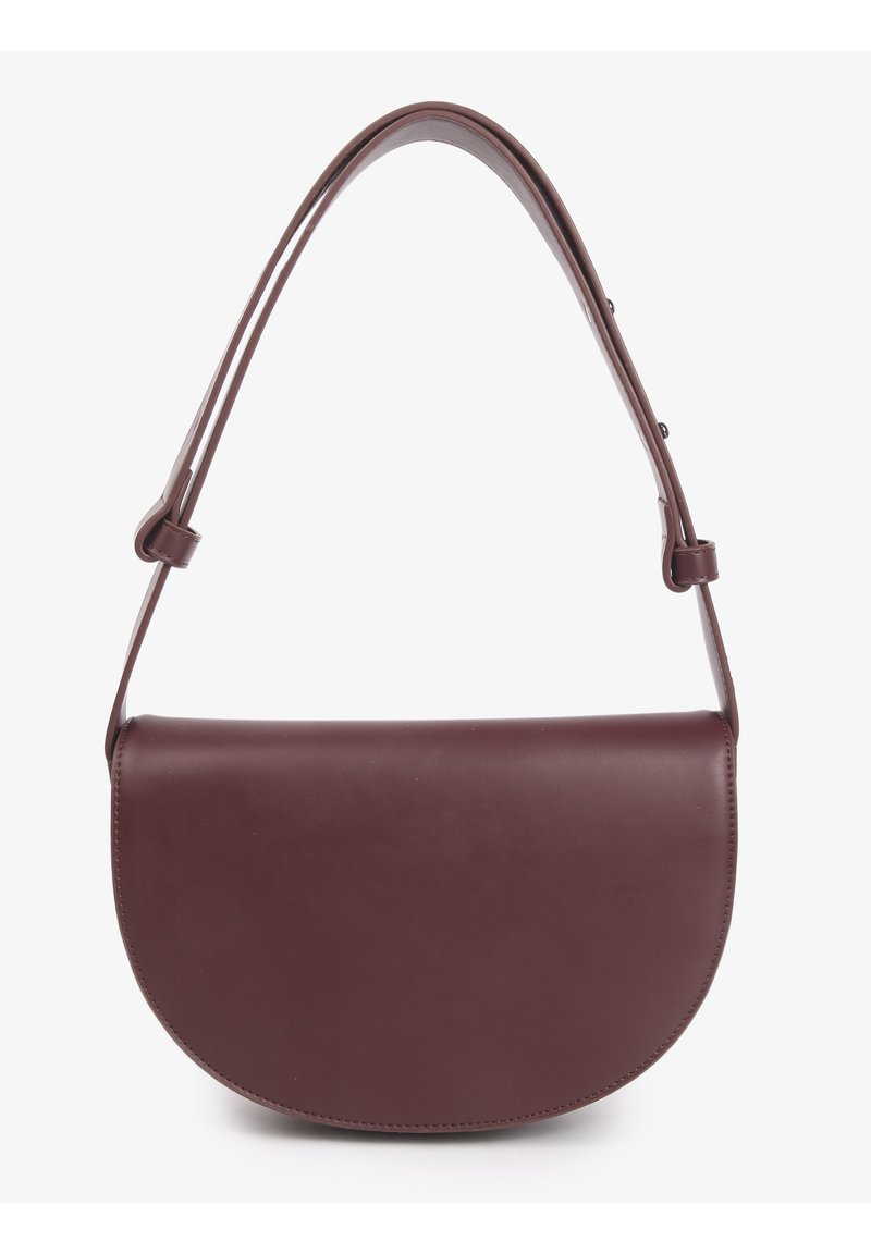Sac à bandoulière en cuir marron foncé en forme de demi-lune avec une sangle réglable unique et une finition lisse sur fond blanc.