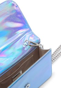 Bolso de mano azul iridiscente con una superficie brillante, herrajes plateados y un bolsillo interior. Cuenta con una correa de cadena y cierre magnético.
