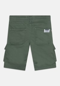Zelené cargo šortky vyrobené z bavlny, s pružným pasem, dvěma zadními kapsami a postranními cargo kapsami. Čisté provedení s detailním šitím.