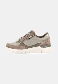 Sneaker grigio chiaro con pannelli in suede e pelle liscia, punta rotonda, chiusura con lacci, zip laterale e una suola spessa bianca con scanalature.