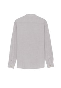Jasnoszara koszula z długim rękawem w fakturowanej tkaninie, z kołnierzykiem, zapięciem na guziki przy mankietach i prostym dołem. Czysty, minimalistyczny design.