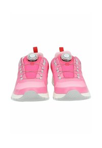 Scarpe da ginnastica rosa con una tomaia texturizzata, dotate di un meccanismo di allacciatura rotondo, accenti grigi e una linguetta rossa sul tallone.