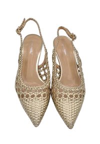 Chaussures slingback tissées beige avec un bout pointu, présentant un design ouvert et un dessus texturé et respirant pour plus de confort.