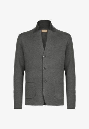 Grå cardigan i texturerad stickad tyg, med sjalkrage, fem knappar och två framfickor. Enkel, modern design.