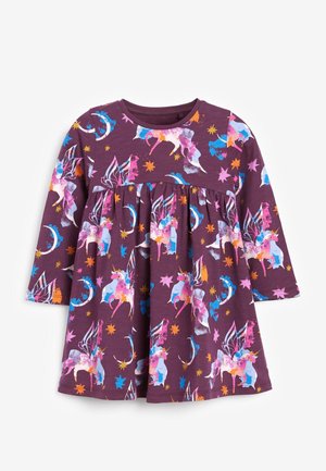 Robe longue à manches longues violette avec taille froncée, ornée d'un motif coloré de licornes ailées, lunes et étoiles en rose, bleu, orange et jaune.