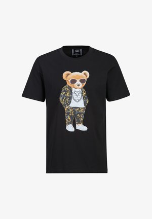 Schwarzes T-Shirt mit einem Bären, der weiße Sonnenbrillen, eine gemusterte Jacke und Hose, weiße Turnschuhe und ein weißes Hemd mit dem Schriftzug "19 V 69 Italia" trägt.