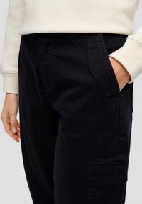 s.Oliver MIT SUPER HIGH WAIST - Cargohose - schwarz