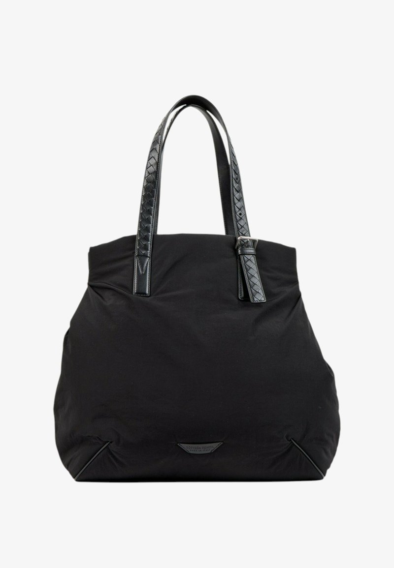 Sac cabas noir avec un corps large et souple, deux poignées en cuir tressé et une sangle avec boucle réglable sur une poignée.