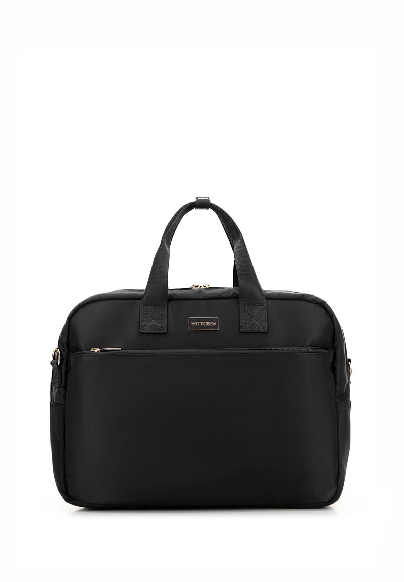 Bolsa de portátil negra de nailon con asas dobles, cierre de cremallera y bolsillo frontal. Presenta una placa de logo dorada y un diseño acolchado. Textura suave.