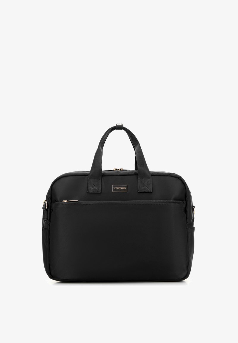 Bolsa de portátil negra de nailon con asas dobles, cierre de cremallera y bolsillo frontal. Presenta una placa de logo dorada y un diseño acolchado. Textura suave.
