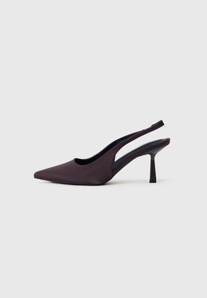 Chaussure slingback à bout pointu en tissu violet foncé, présentant un design découpé et un talon fin et rectangulaire. Texture lisse avec des détails minimalistes.