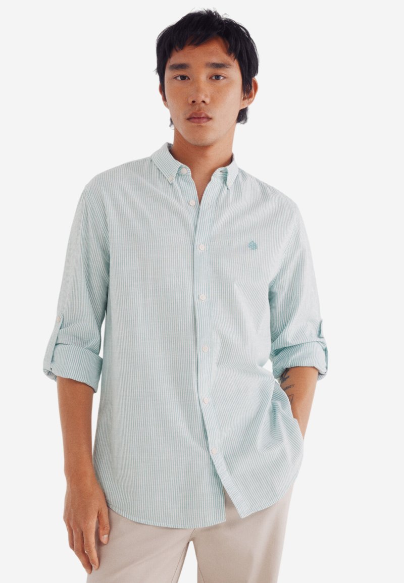 Lichtgroen en wit gestreept overhemd met lange mouwen, met een button-down kraag, opgerolde mouwen en een klein geborduurd logo op de borst.