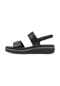 Zwarte lederen sandalen met twee brede banden, open teen, verstelbare hielband en een textuurplatform met een gevlochten detail langs de zool.