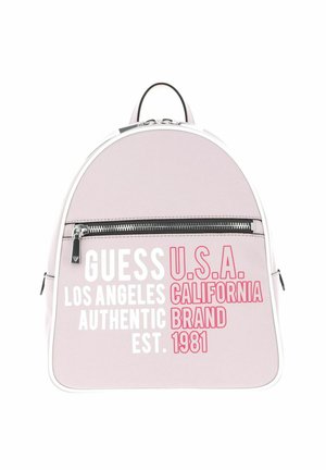 Zaino rotondo rosa con bordo bianco, caratterizzato da una chiusura lampo argentata e testo in grassetto: "GUESS U.S.A. LOS ANGELES CALIFORNIA AUTHENTIC EST. 1981."