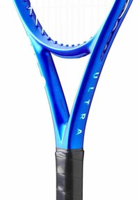 Blauer Tennisschläger mit einem schlanken, geschwungenen Rahmen, texturiertem schwarzen Griff und weißen Saiten. "ULTRA" in Weiß entlang des Schaftes aufgedruckt.