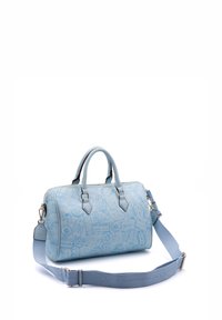 Sac bleu clair en cuir texturé avec un motif imprimé sur le thème du voyage. Dispose de doubles poignées, d'une sangle détachable et d'accents en métal doré.