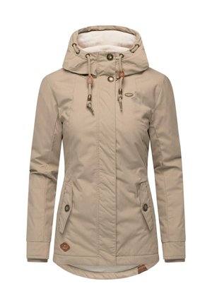 Giacca impermeabile beige con cappuccio, chiusura con cordoncino, tasche laterali e una morbida fodera interna. Presenta dettagli in metallo.