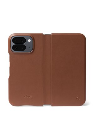 Custodia per telefono in pelle marrone modello folio con ritagli per doppia fotocamera posteriore e flash, con logo Bellroy impresso sulla copertina frontale.
