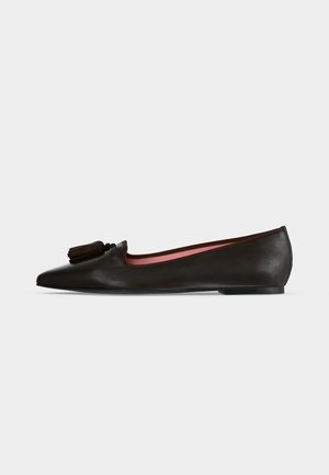 Chaussure plate en cuir noir avec bout pointu et détail pompon sur le dessus, doublure intérieure rose et petit talon.