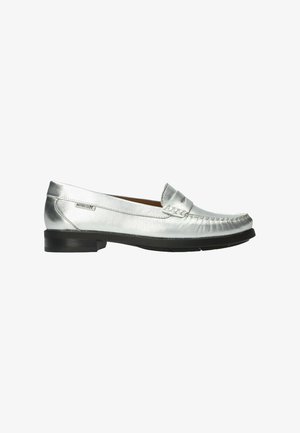 Mocassin penny en cuir argenté avec semelle noire, talon bas et détails cousus le long de l'avant et des côtés.