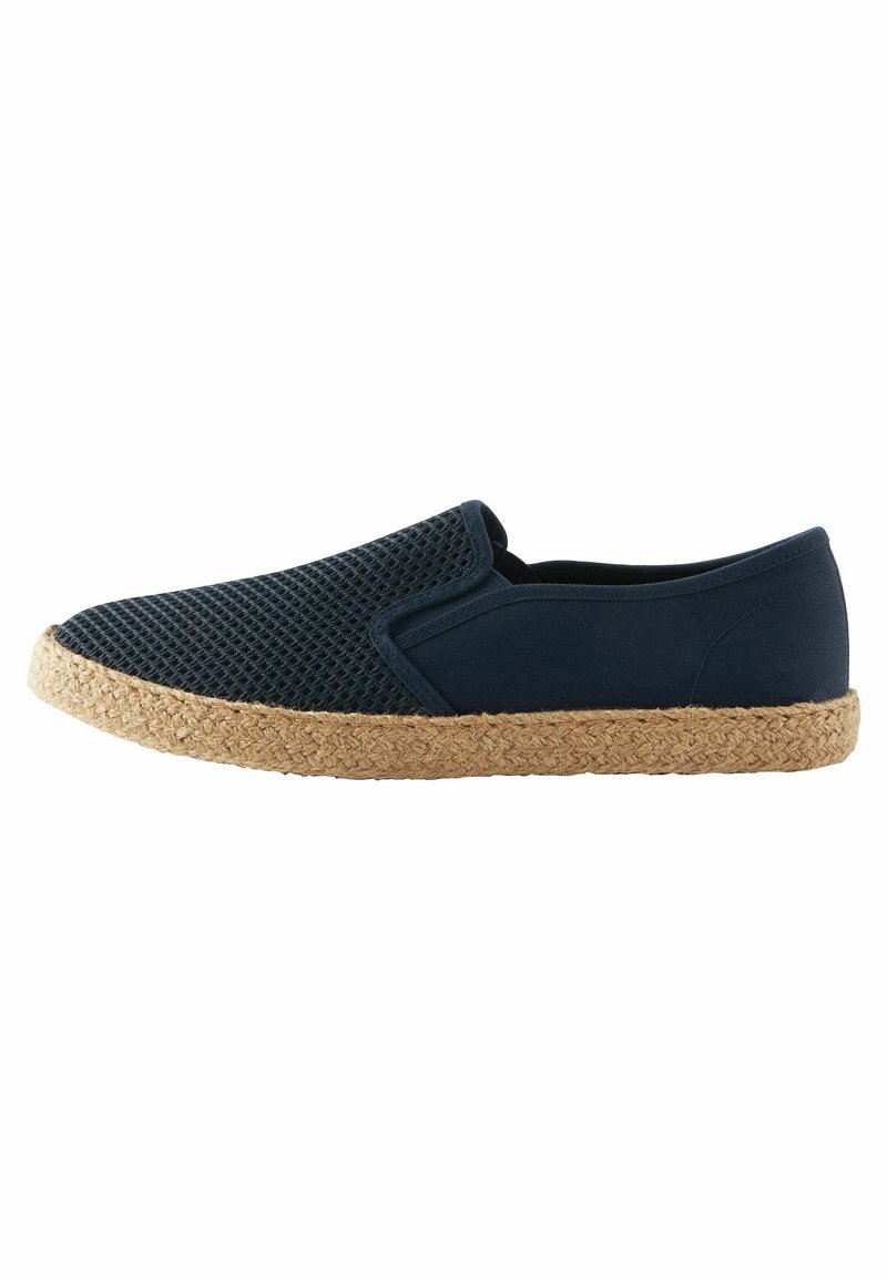 Marinblå slip-on sko med en tekstureret mesh-overdel og faste sider, der har en sål af jute reb for ekstra greb og kontrast.