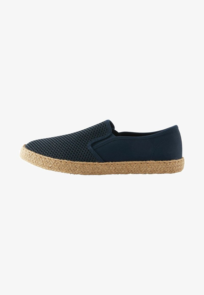 Chaussure slip-on navy avec un dessus en mesh texturé et des côtés unis, dotée d'une semelle en corde de jute pour plus d'adhérence et de contraste.