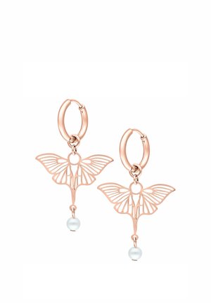 Creolen aus Roségold mit Schmetterlingsausschnitten und hängenden weißen Perlen vor weißem Hintergrund.