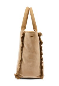 Sac en daim beige avec un détail en franges sur un côté, doté de poignées doubles courtes en haut. Texture lisse et forme structurée.