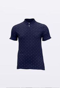 Tamsiai mėlynas polo marškinėlis su mažais baltais inkarų raštais, trumpomis rankovėmis, apykakle, dviem mygtukais ir krūtinės kišene.