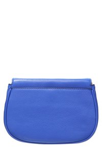 Skórzana kopertówka, niebieska, w zaokrąglonym kształcie, gładka faktura, zamek błyskawiczny na górze, subtelne przeszycia wzdłuż krawędzi.