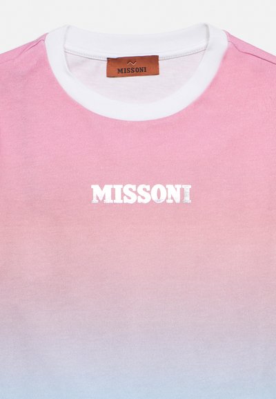 T-shirt με βαθμιαία μετάβαση από ροζ σε ανοικτό γαλάζιο, με λευκή στρογγυλή λαιμόκοψη και στάμπα «MISSONI» σε λευκά κεφαλαία γράμματα στο στήθος.
