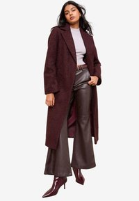 Wybrany, burgundy red