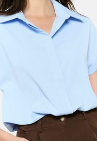 LolaLiza SHORT-SLEEVED - Košilová halenka  - blue pastel