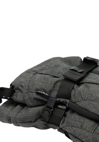 Borsa a spalla grigia imbottita con un tessuto testurizzato, dotata di spallacci neri e una fibbia in plastica. Design compatto con una forma arrotondata.