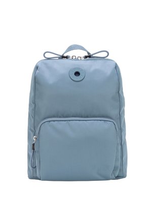 Svetlo modra pravokotna nahrbtnik z žepom z zadrgo na sprednji strani, zgornjo ročico in okroglo logotipno nalepko blizu zgornjega središča.