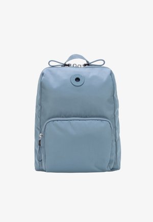 Mochila rectangular de color azul claro con un bolsillo delantero con cremallera, asa superior y un parche de logo circular cerca del centro superior.