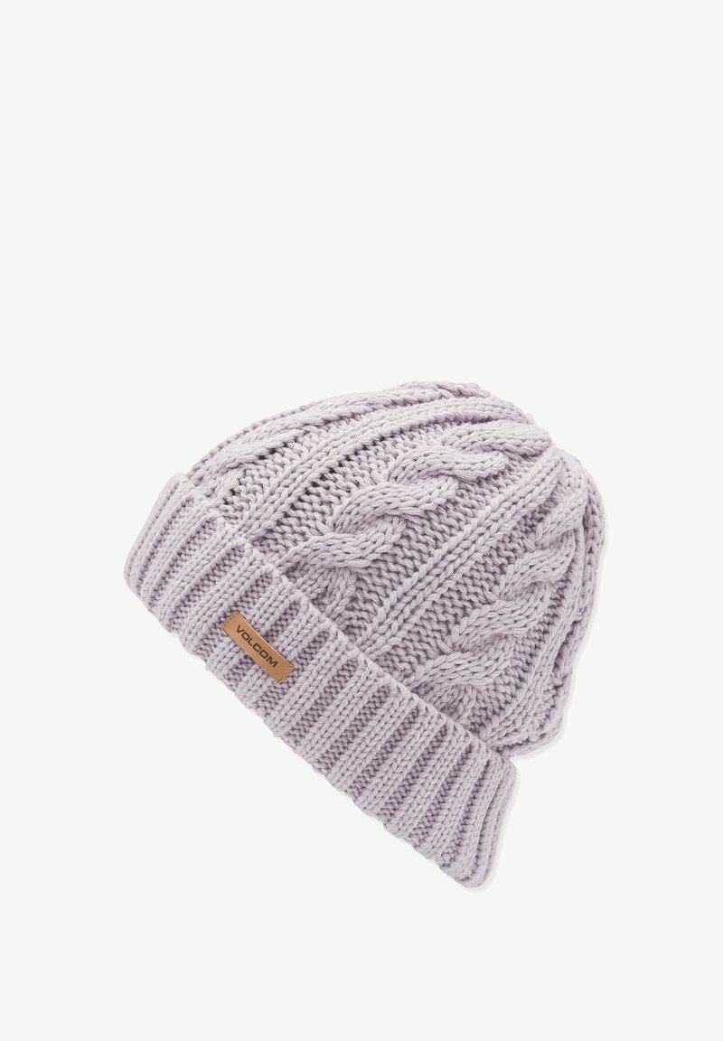 Gorro de punto en lavanda claro con diseño de trenzas. Presenta una banda de borde acanalada y un parche de cuero marrón con el logo. Textura suave.