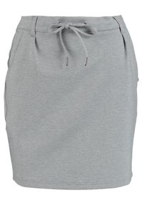 Šedá sukně z texturované látky, s páskem na stažení v pase, bočními kapsami a přiléhavým střihem.