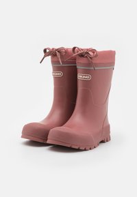 Bottes de pluie en caoutchouc rose avec un bout arrondi et des semelles texturées, dotées d'un col à cordon de serrage et d'une bande argentée avec un logo.